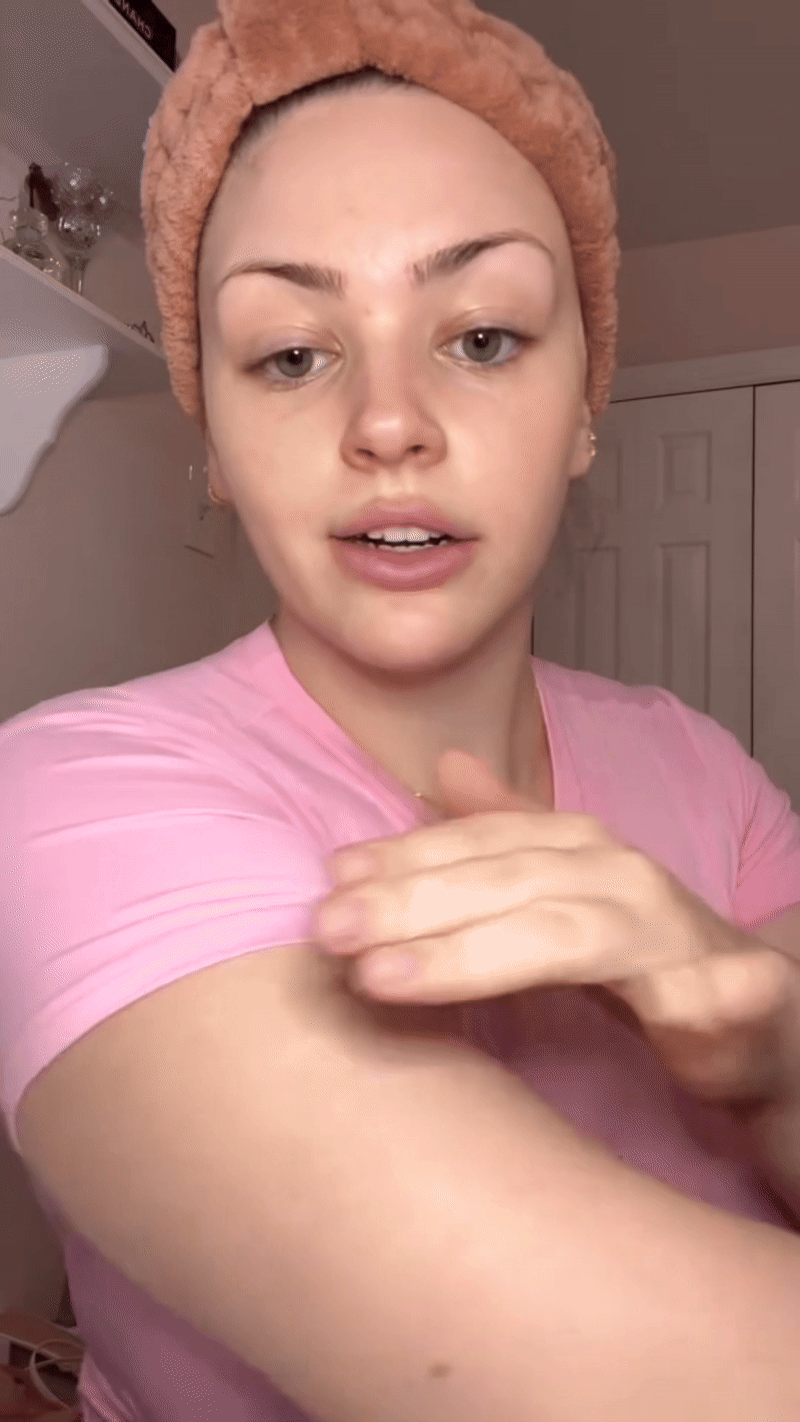 Vrouw brengt het product aan op haar arm