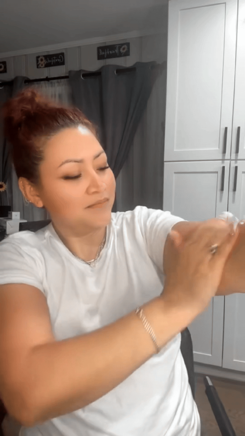Vrouw brengt zonnebrandcrème aan op haar arm